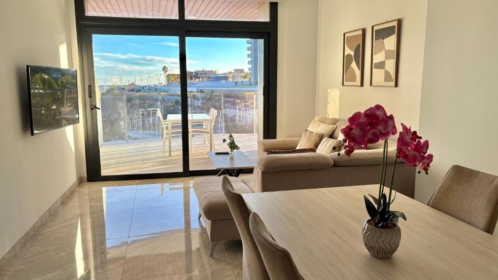 Χώρος καθιστικού στο Sunset Waves I by Terreta Rentals