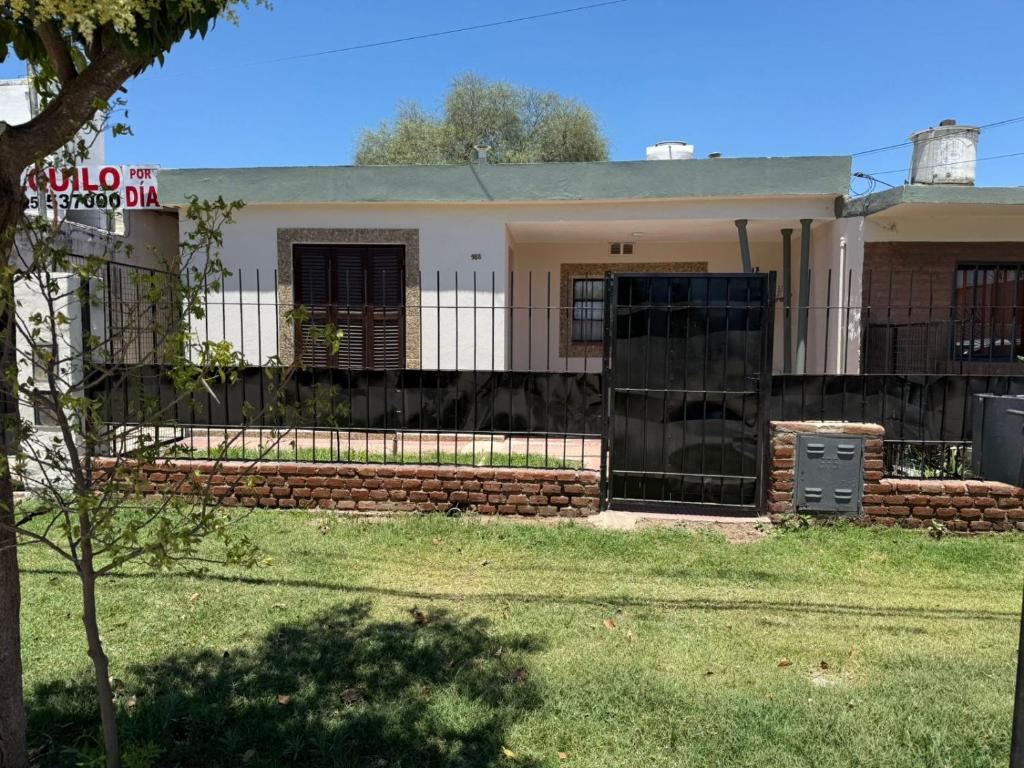 una casa con una recinzione davanti di Complejo Corrientes Dpto2 a Jesús María