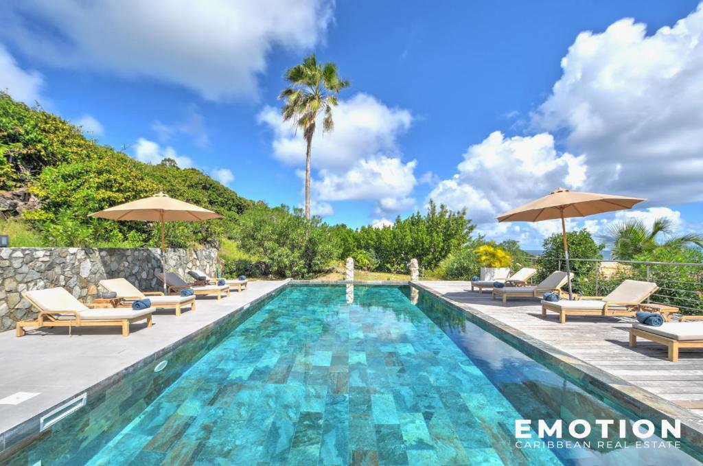 Bazén v ubytování New Seaside Elegance Luxury Villa in Oyster Pond - December 2024 renovated nebo v jeho okolí