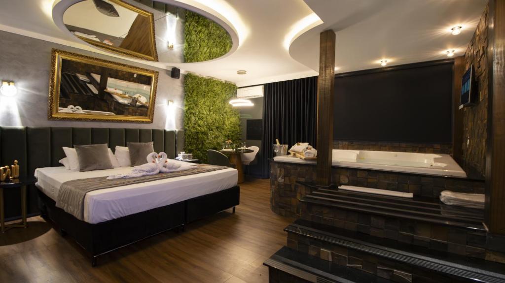 Hotel Motel Paradiso - Passo Fundo-RS في باسو فوندو: غرفة في الفندق مع سرير وحوض استحمام