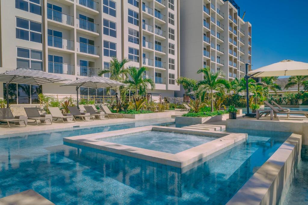 Πισίνα στο ή κοντά στο Surfside Beach Front Suites by Playa Caracol Resorts