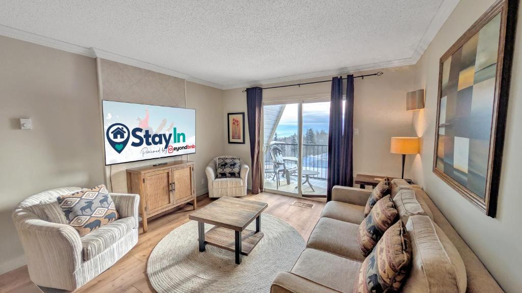 Χώρος καθιστικού στο Rocky Mountain Condos by StayIn