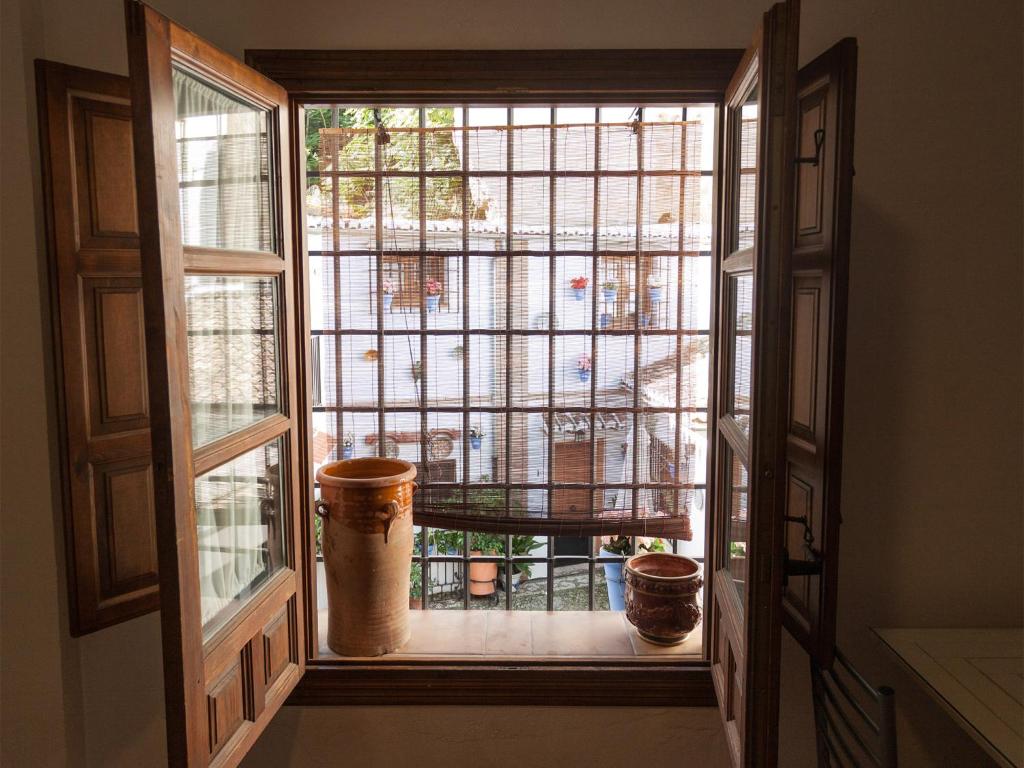 una ventana abierta con vistas a un edificio en Casa Larga, en Granada