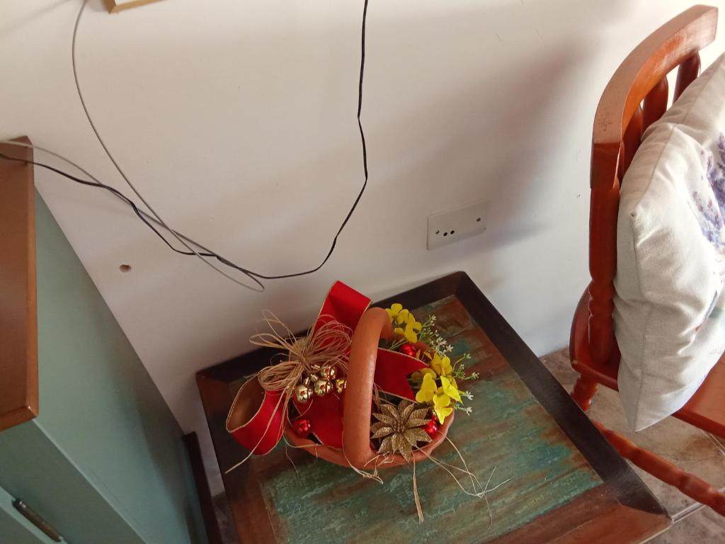 a table with a bouquet of flowers on it at Hostel pousada floresta in Joinville