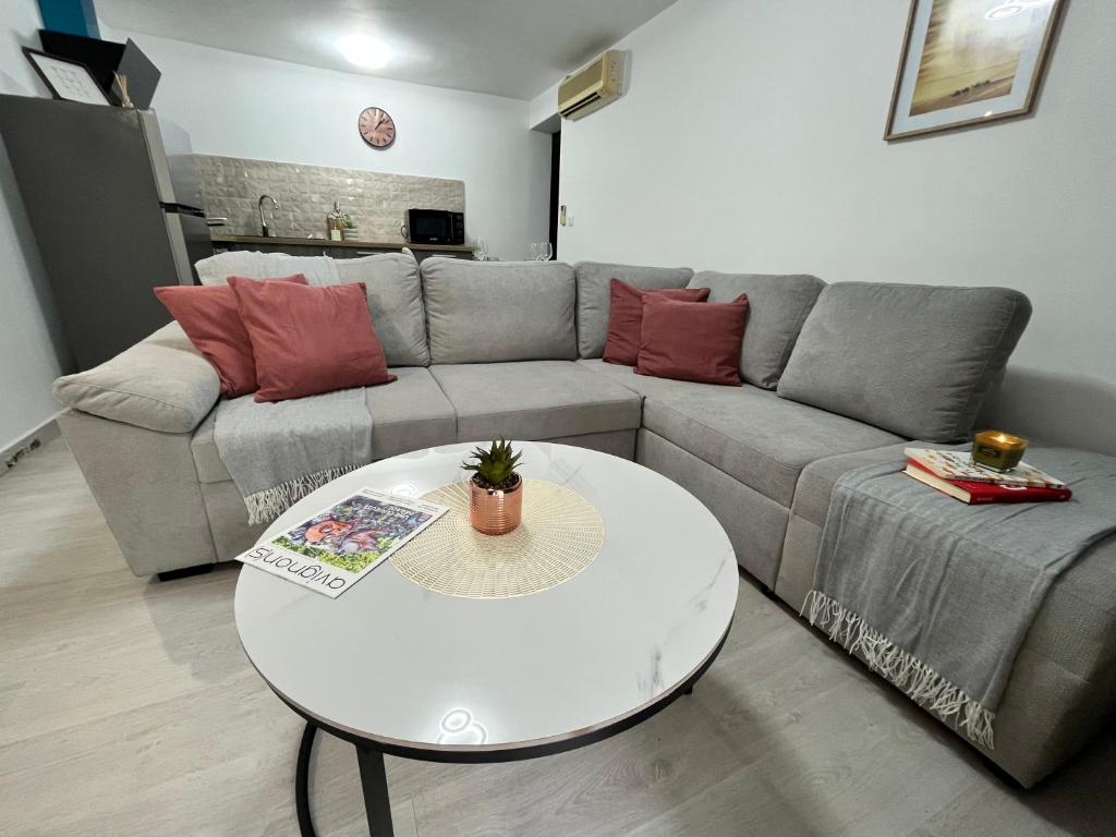 a living room with a couch and a table at Le Quatre in Avignon