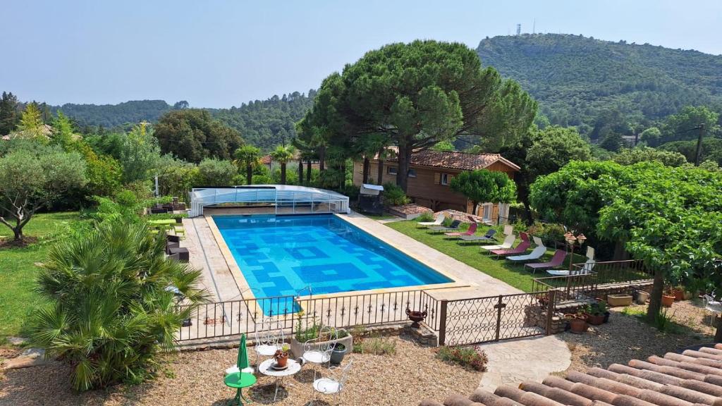 昂迪兹A l'ombre du chêne Piscine & Spa Gîtes Eden en Cévennes à Anduze Gard的房子院子里的游泳池