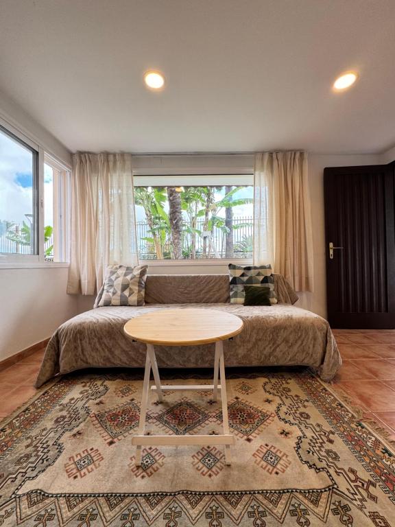 Un dormitorio con una cama y una mesa en una habitación. en Tenerife North Escape, en La Matanza de Acentejo
