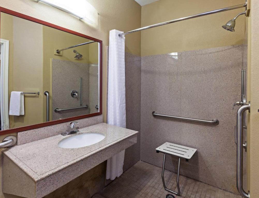 un bagno con lavandino e doccia di Candlewood Suites - Texas City by IHG a Texas City