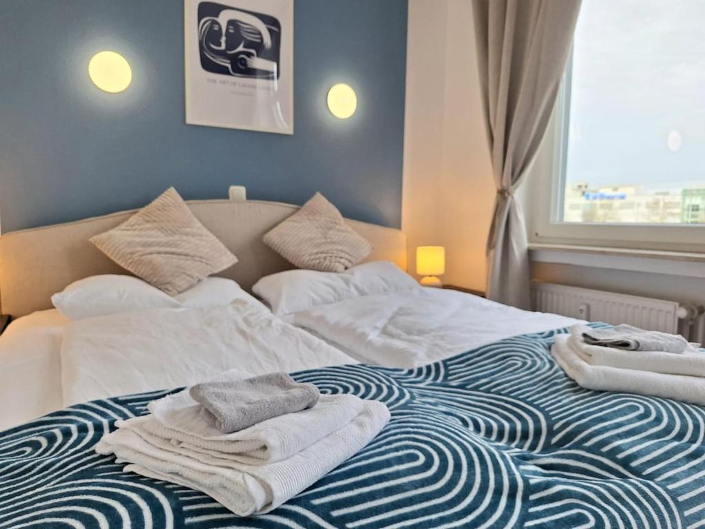 En eller flere senge i et værelse på Harbour Pearl 2 Room Apartment and Kitchen