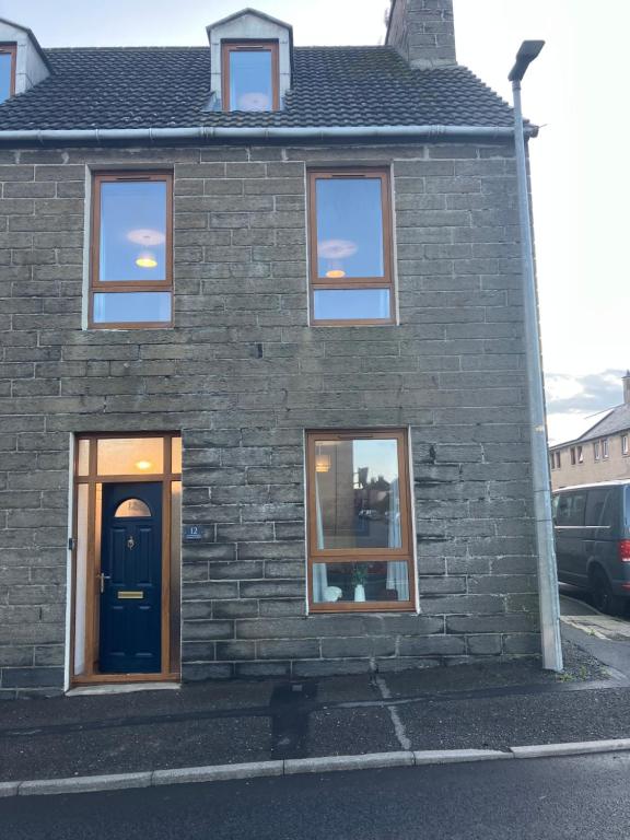 Toll House في ويك: منزل من الطوب مع باب ونوافذ سوداء