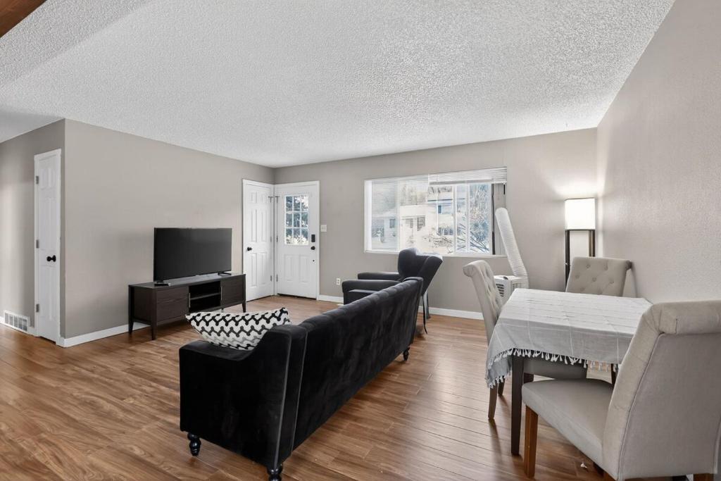 Μια τηλεόραση ή/και κέντρο ψυχαγωγίας στο Lux Home MINS to UCHealth Medical Ctr & Parks