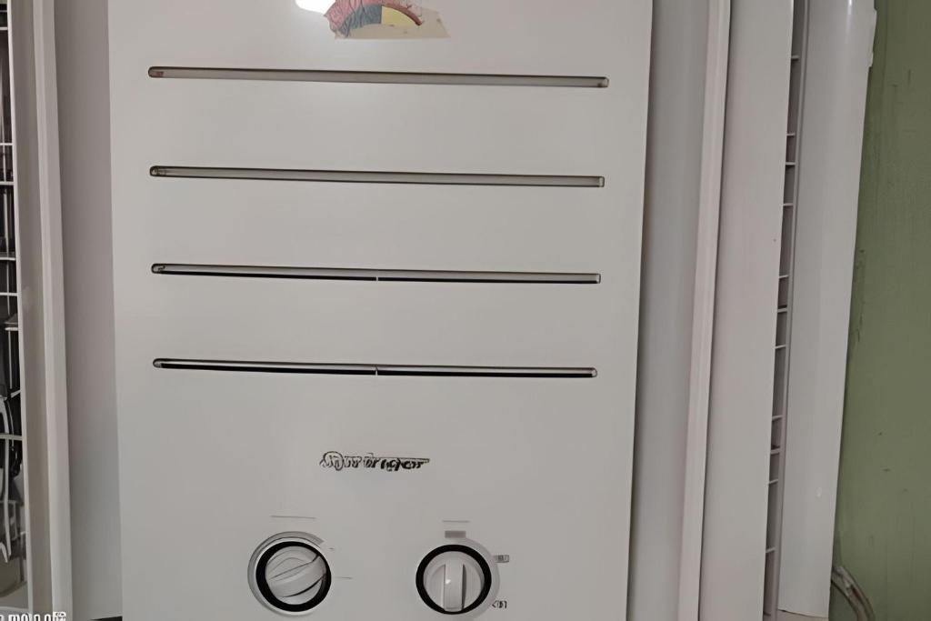 a washer and dryer in a room at Micro Flat Compacto c/Banheiro in Volta Redonda