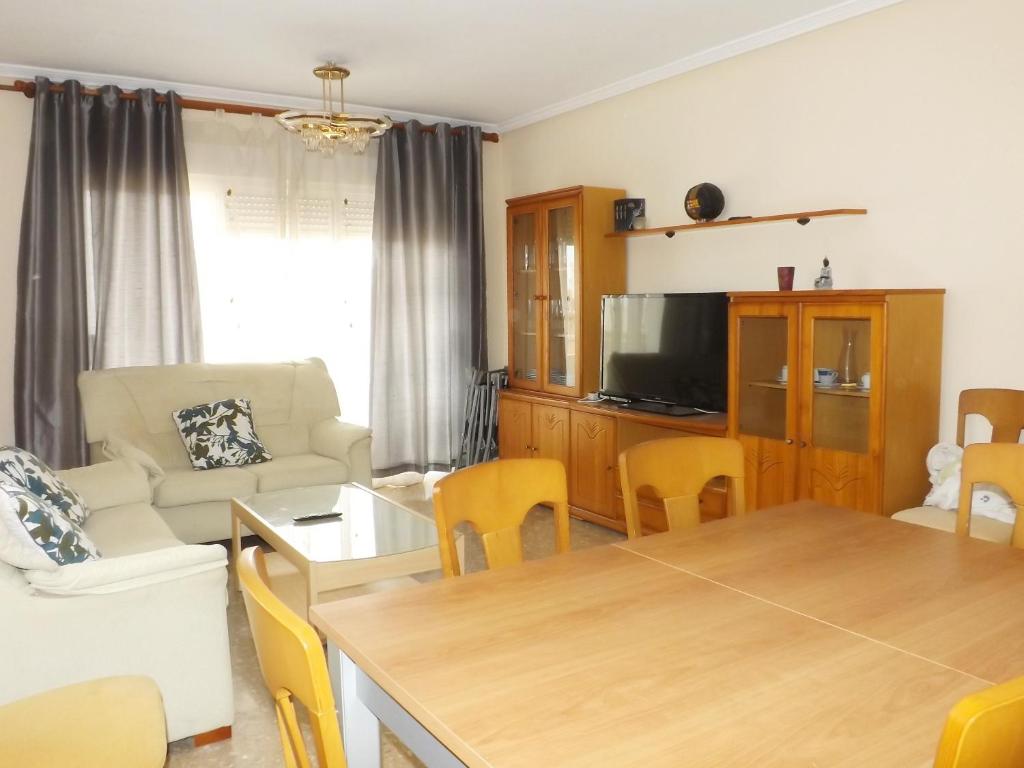 una cucina e un soggiorno con tavolo e sedie di Apartamento Alicante ad Alicante