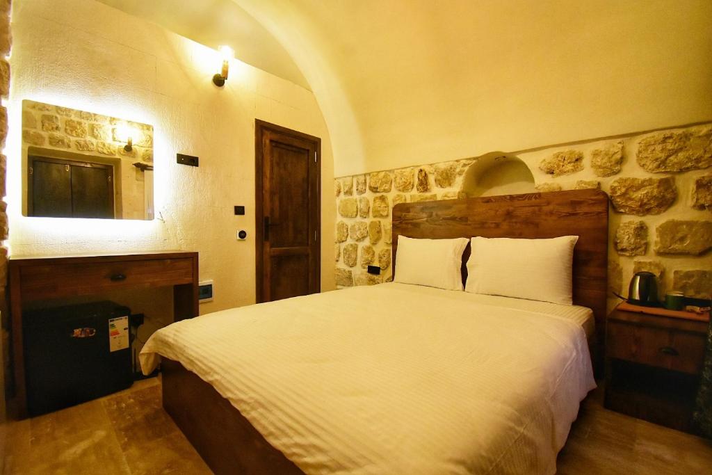 a bedroom with a large bed in a room at Mara Loya Konağı in Mardin