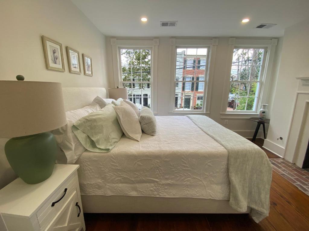 Giường trong phòng chung tại Queen of Old Town