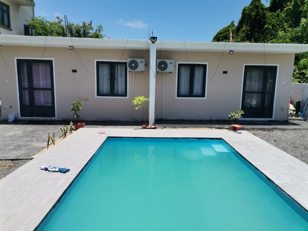 Swimmingpoolen hos eller tæt på Serene Villa2