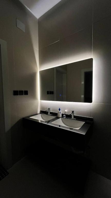 a bathroom with two sinks and a mirror at شالية لانتانا الطائف الواصلية in As Sayl aş Şaghīr