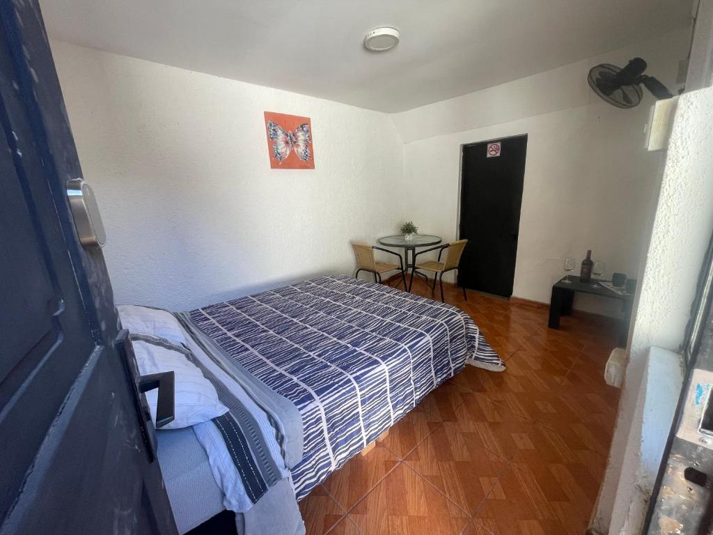 Habitación doble economica con Baño Privado في كوريكو: غرفة نوم صغيرة مع سرير وطاولة