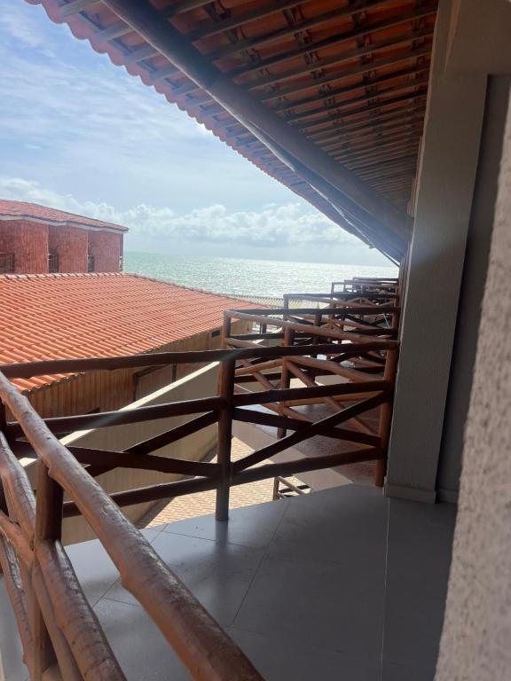 un balcone con sedie e vista sull'oceano di Flat mar a Coruripe