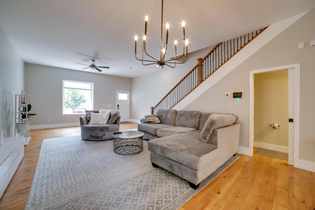 Χώρος καθιστικού στο Well-Appointed Pittsburgh Home 1 Mi to Dtwn!