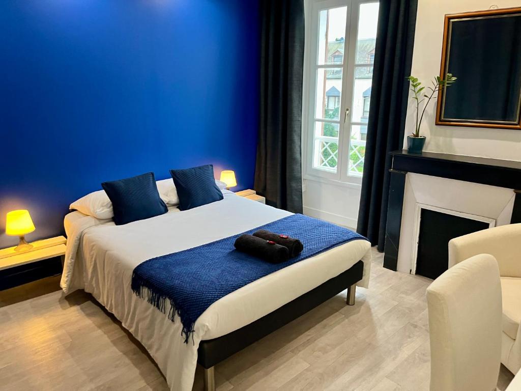 Ένα ή περισσότερα κρεβάτια σε δωμάτιο στο Le Logis Cantilien Lamorlaye-Chantilly