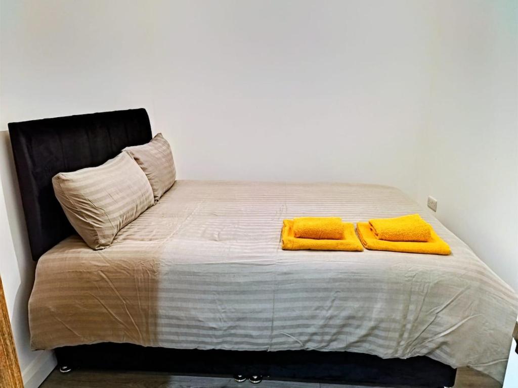 Ένα ή περισσότερα κρεβάτια σε δωμάτιο στο Modern 1 Bedroom Apt 2 near City Centre Parking