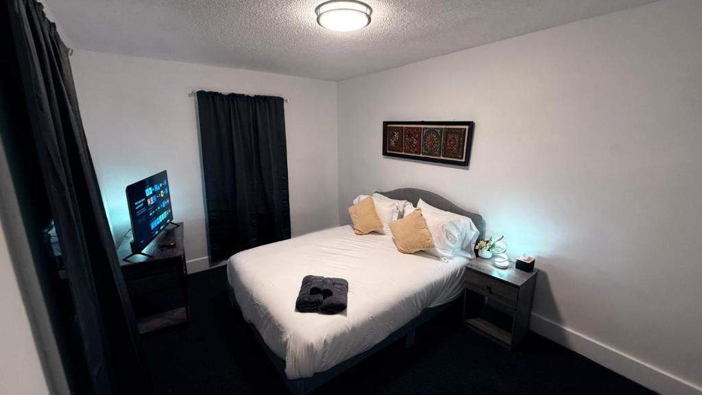 Ένα ή περισσότερα κρεβάτια σε δωμάτιο στο Bachi - Private Room 2 with Parking, Desk & Fast WiFi near Yale, Quinnipiac, SCSU & Hospitals