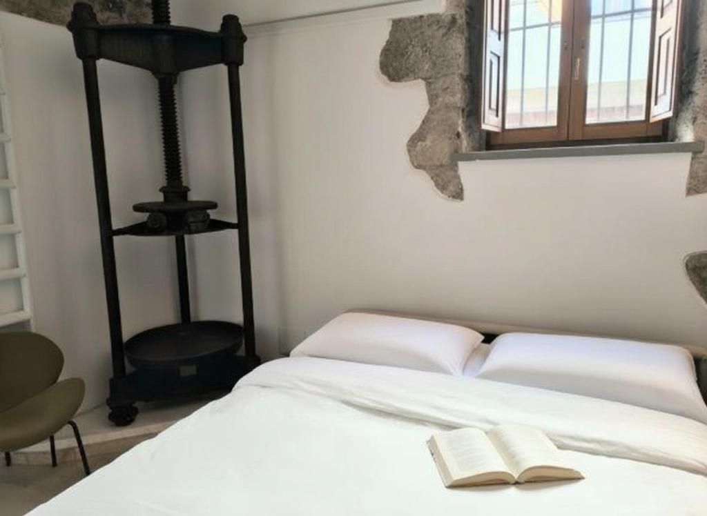 una camera da letto con un letto con due libri sopra di Molinu a Santu Lussurgiu
