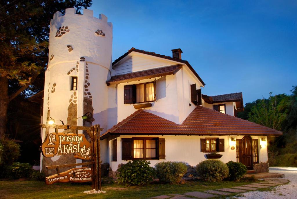 un edificio blanco con una torre luminosa en La Posada de Akasha en Villa General Belgrano