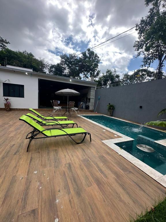 una casa con piscina e terrazza con sedie a sdraio di Casa Sunset Alter a Santarém