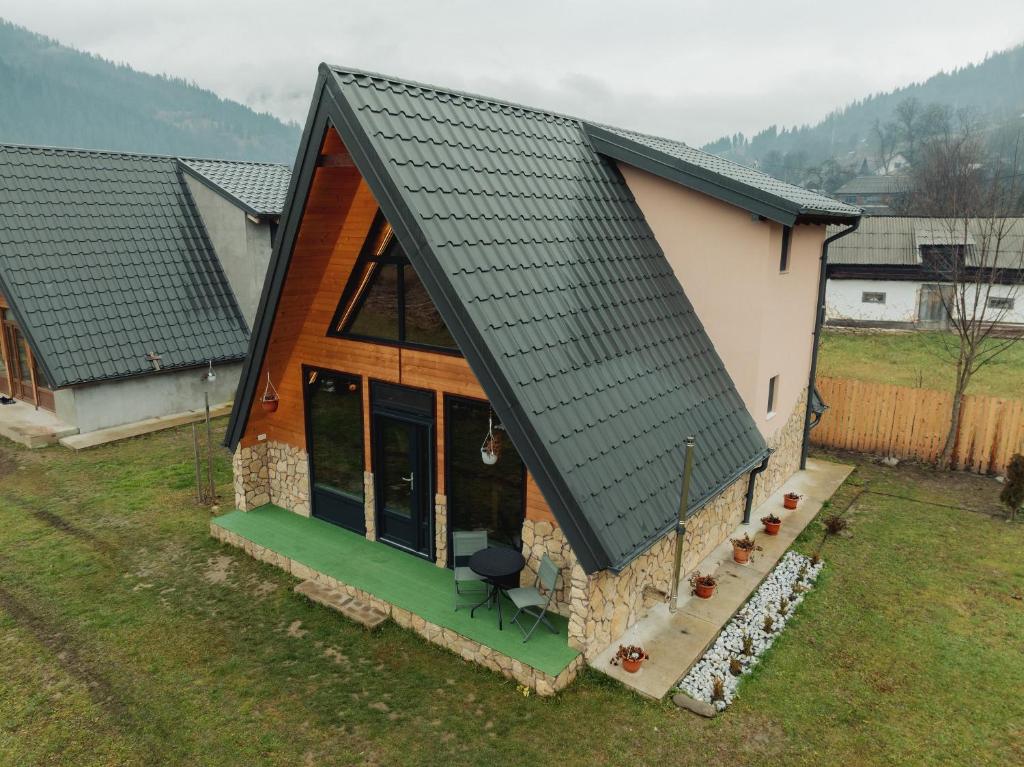 una vista sul tetto di una casa con tetto nero di Cabana AFrame EmAli a Poiana Teiului