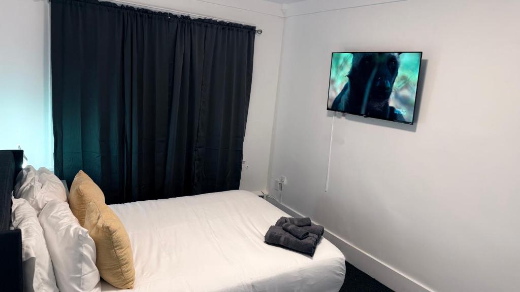 Ένα ή περισσότερα κρεβάτια σε δωμάτιο στο Bachi - Private Room 3 with Parking, Desk & Fast WiFi near Yale, Quinnipiac, SCSU & Hospitals