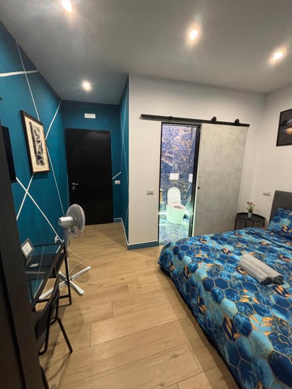 ein Schlafzimmer mit Bett, Schreibtisch und Fenster in der Unterkunft Milano underground in Mailand