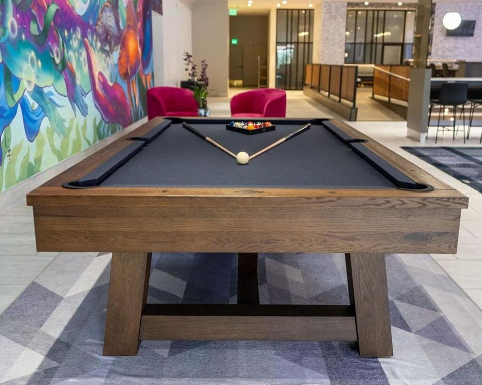 Una mesa de billar en Modern Studio • Gym + Lounge with Pool Table
