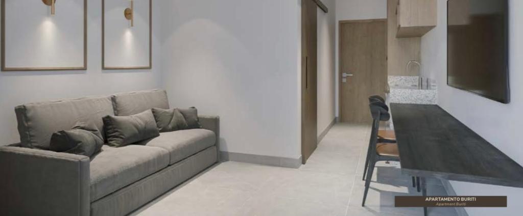 un soggiorno con un divano e un tavolo di Pyrenéus Residence a Pirenópolis