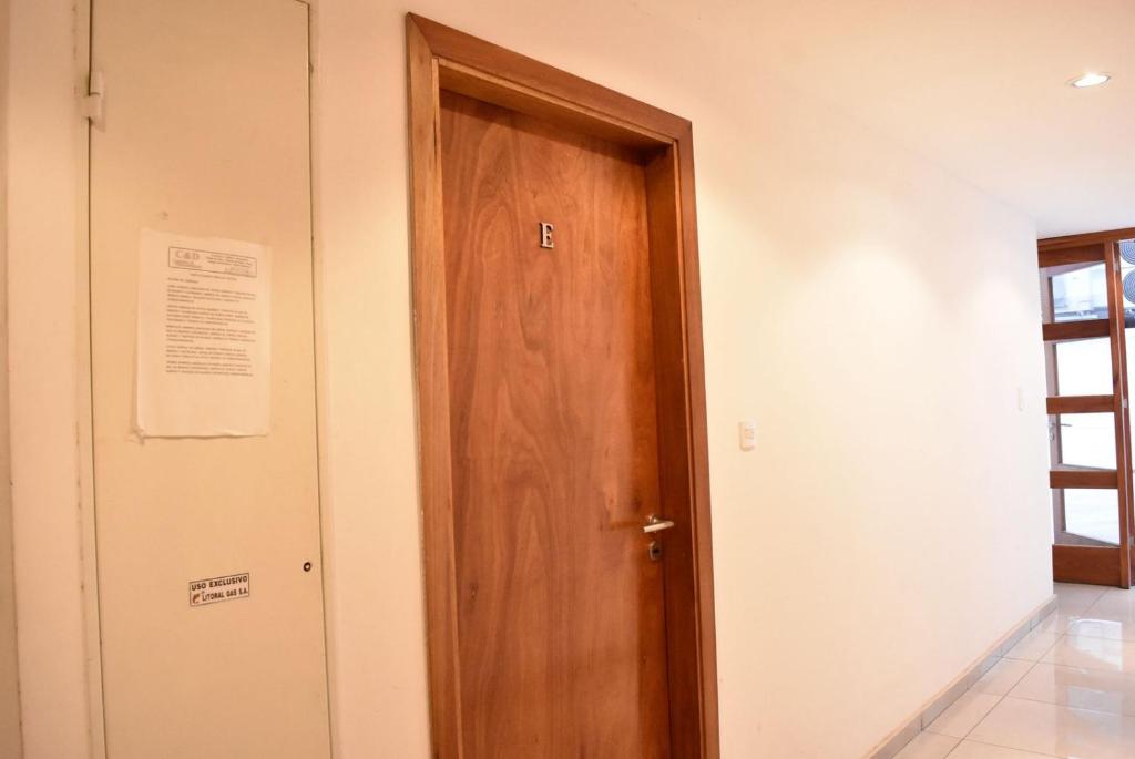 a wooden door in a room with a window at Loft natural - Zona rio - Turismo! in Rosario