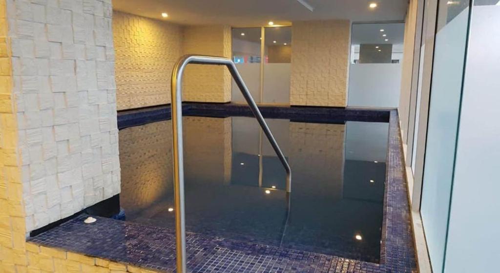 Luxury في كالي: دش في الحمام مع المشي في الدش