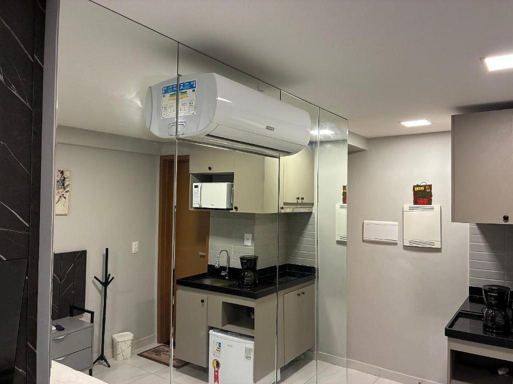 een keuken met een glazen wand en een spoelbak bij Flat 201 Paradise in João Pessoa