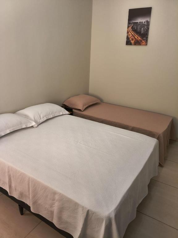 Postel nebo postele na pokoji v ubytování Quarto para 3 pessoas