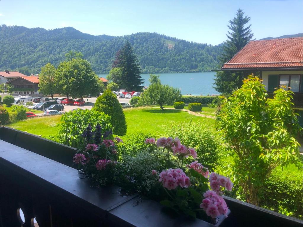 balcone con fiori e vista sul lago di Apartment SEEnsucht - Tolle Lage, nah am See, perfekt für Familien a Schliersee