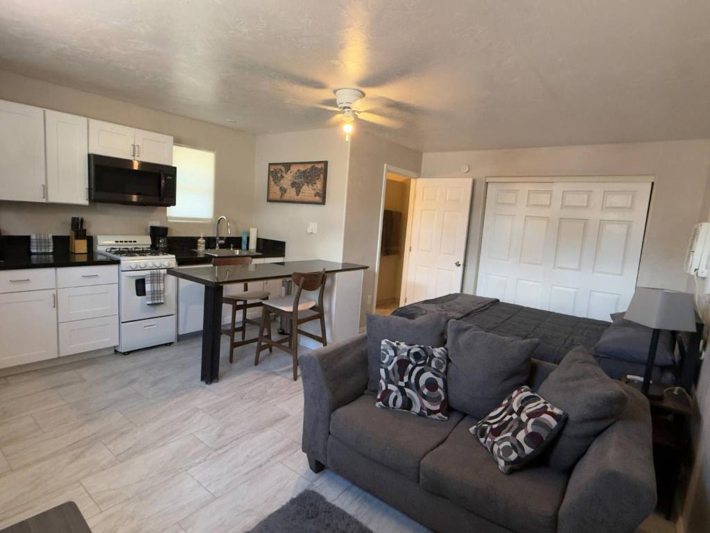 Kuchyň nebo kuchyňský kout v ubytování Relaxing Central Studio-Close to Everything