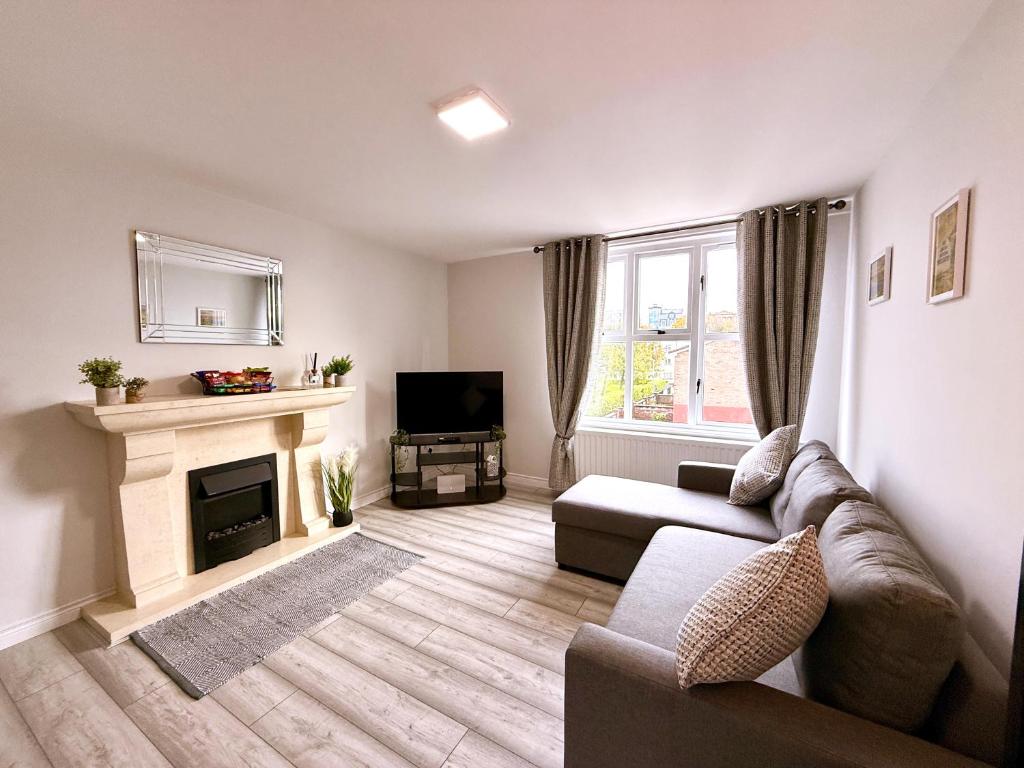 2 Bedroom City Centre Apartment By Travel Lets Short Term Rental Agency Derry With Free WiFi - Two-Bedroom Apartment