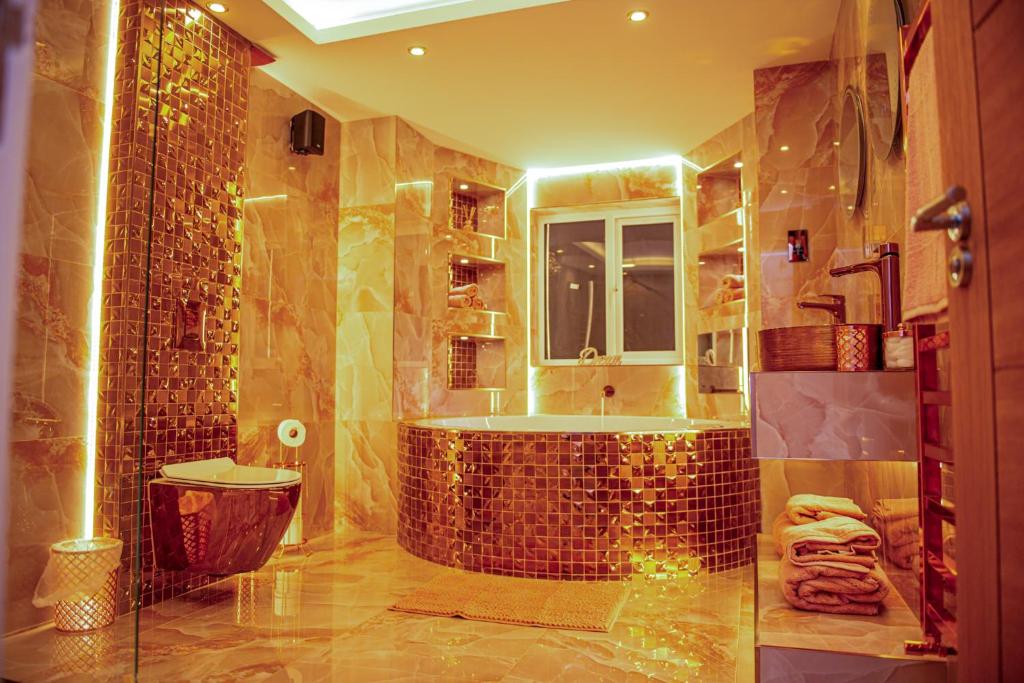 Un baño con ducha, bañera y WC. en Optimal Apartments Huddersfield, en Huddersfield