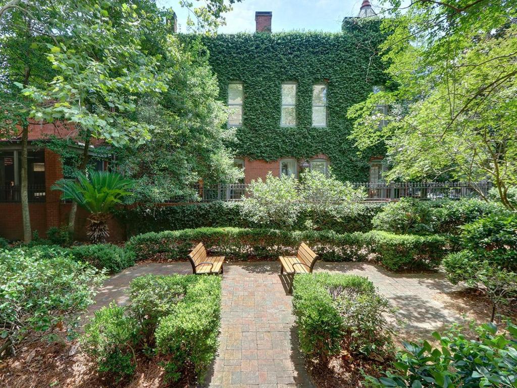 Κήπος έξω από το Charm on Liberty