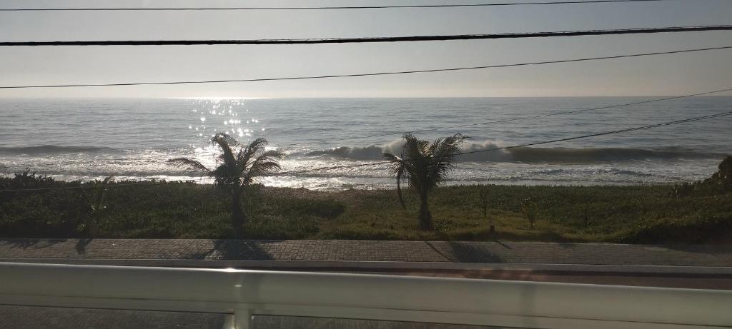 ein Blick auf das Meer aus einem Fenster in der Unterkunft Pousada dos Sonhos Costa Azul in Rio das Ostras