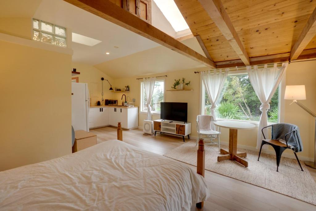 een slaapkamer met een bed en een tafel en een keuken bij Pacific View Cottage - 100 High with Ocean Views in Langlois