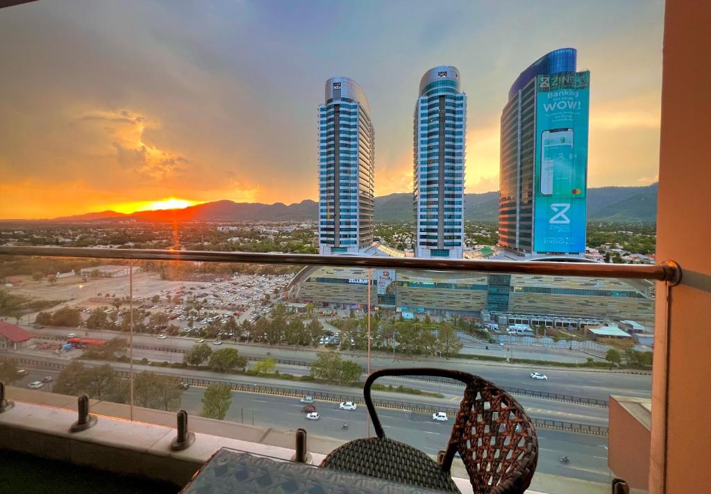 Η ανατολή ή δύση του ηλίου όπως φαίνεται από αυτό το ξενοδοχείο ή από εκεί κοντά