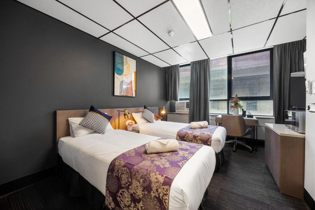 Cosmo on Bank في أديلايد: غرفة فندقية بسريرين ومكتب