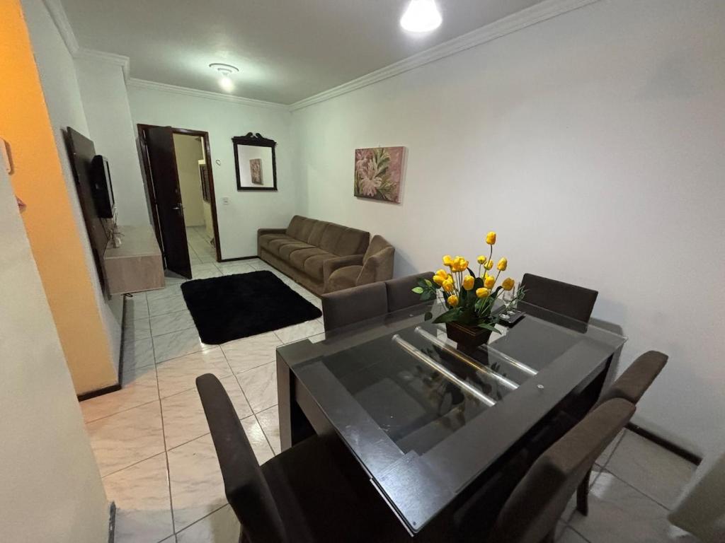 una sala de estar con una mesa y un sofá en Apartment 2 minutes from the beach, en Itajaí