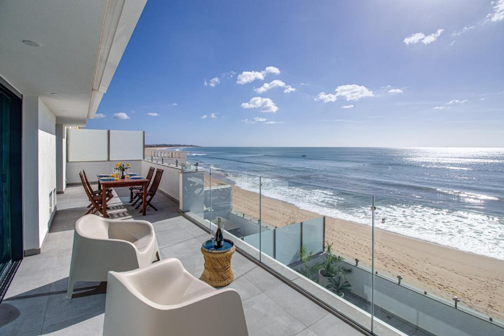 Premium Beachfront 2BD AC WiFi Ocean Balcony